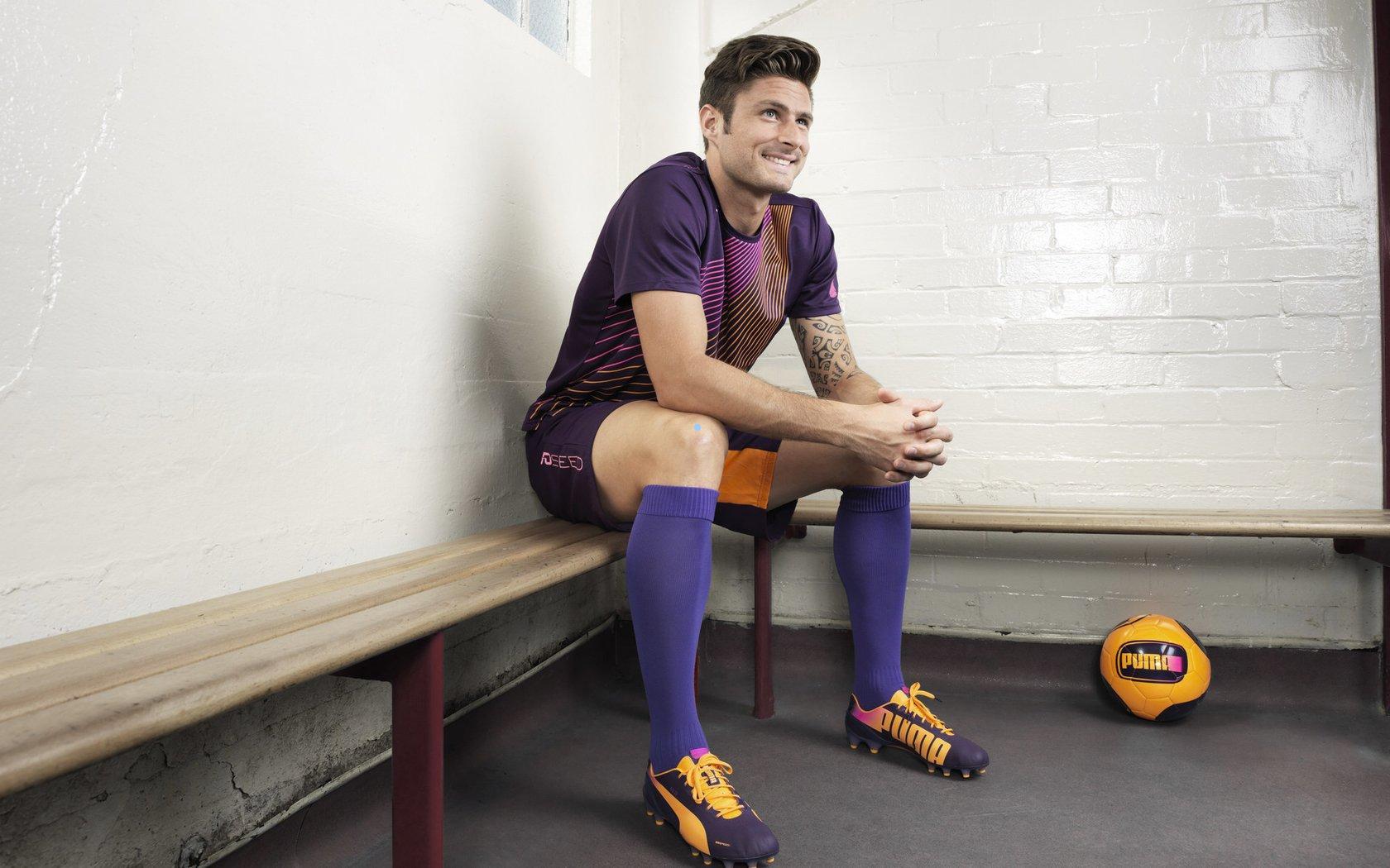 埃梅里赛后坦诚，大马丁上半场屡献神扑，小腿受伤成中场换人关键原因